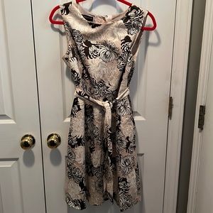 Women’s PETITE SOPHISTICATE A-Line Knee Length Flower Dress Size 8P w/ Pockets